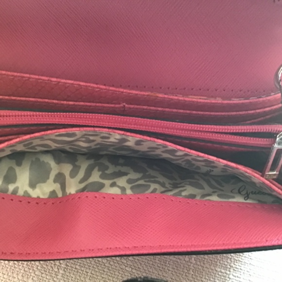 Guess purse/wallet - Picture 2 of 3